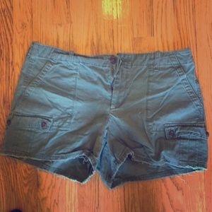 EUC GAP army green cargo shorts size 10